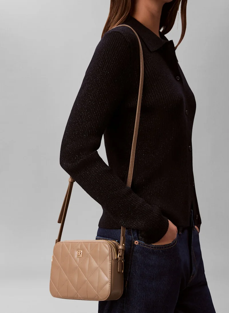 كالفن كلاين حقيبة كاميرا مبطنة مزينة بسحاب مزدوج وشعار الماركة